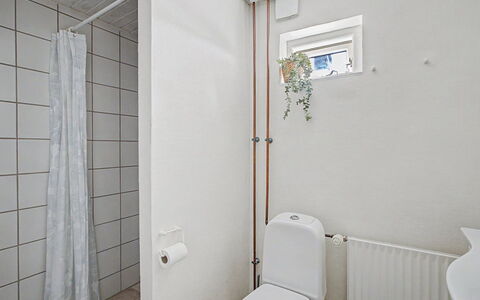 Olufdine - 350M from the Sea: Wand, Armatur, Flooring, Fussboden, Toilleten Sitz, Toilette, Badezimmer, Sinken, Interior Design, Installation