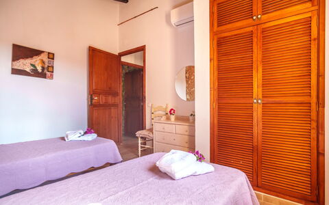 Casa Geranios: Fussboden, Wohnung, Tür, Holzbeize, Decke, Schlafzimmer, Hartholz, Home Door, Bett, Bedding