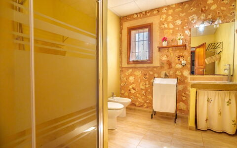 Casa Geranios: Wand, Armatur, Flooring, Interior Design, Holz, Badezimmer, Fussboden, Gelb, Installation, Beleuchtung