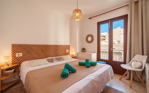 Apartament Near the Sea: Wand, Holz, Interior Design, Möbel, Schlafzimmer, Fussboden, Linens, Bett, Zimmer, Wohnung