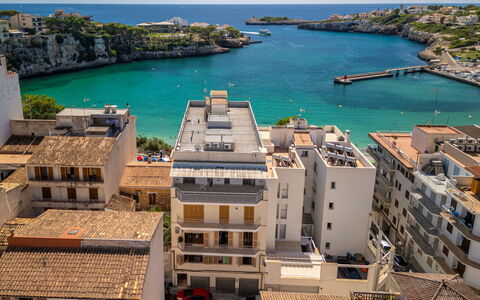Apartament Near the Sea: Stadt, Wohnung, Sommer, Wohngebiet, Menschliche Siedlung, Küste, Meer, Eigentumswohnung, Balkon, Ferienort