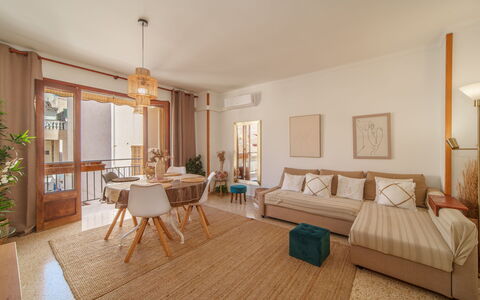 Apartament Near the Sea: Möbel, Interior Design, Flooring, Fussboden, Holz, Decke, Zimmer, Wohnzimmer, Tabelle, Beleuchtung
