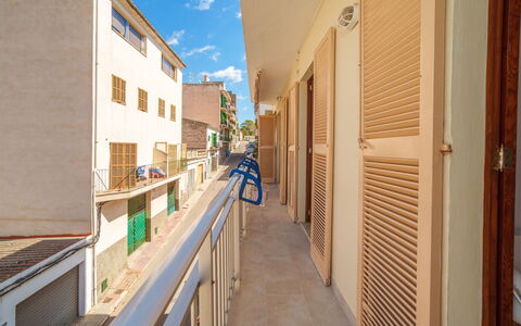 Apartament Near the Sea: Wand, Wohnung, Verbundwerkstoff, Balkon, Daylighting, Geländer, Gasse