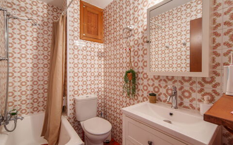 Apartament Near the Sea: Badezimmer, Flooring, Armatur, Fussboden, Interior Design, Bad Sink, Braun, Toilette, Installation, Fliese
