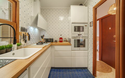 Apartament Near the Sea: Küche, Küchengerät, Countertop, Major Appliance, Interior Design, Flooring, Cabinetry, Holz, Herd, Fussboden