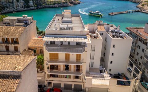 Apartament Near the Sea: Gebäude, Stadt, Wohnung, Wohngebiet, Nachbarschaft, \Stadt, Menschliche Siedlung, Eigentumswohnung, Mischnutzung, Balkon