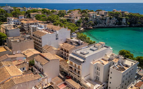 Apartament Near the Sea: Stadt, Wohngebiet, Wohnung, Menschliche Siedlung, Meer, Küste, Balkon, Eigentumswohnung, Estate, Ferienort