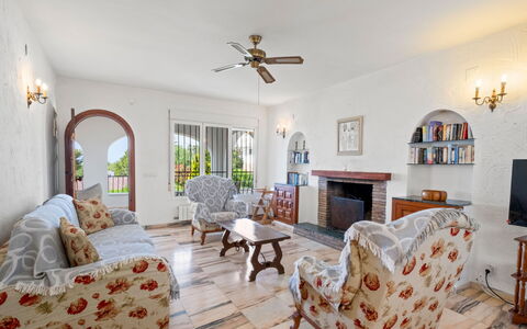 Blake: Möbel, Interior Design, Flooring, Fussboden, Couch, Tabelle, Wohnzimmer, Stuhl, Zimmer, Decke