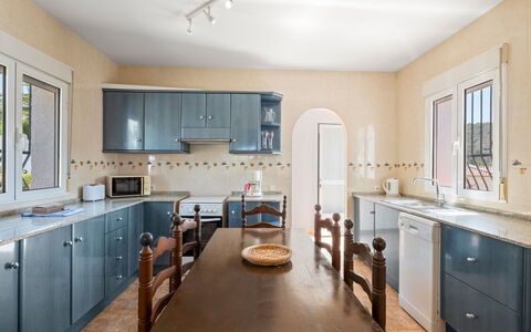 Blake: Möbel, Interior Design, Cabinetry, Küche, Flooring, Countertop, Holz, Decke, Fussboden, Beleuchtung