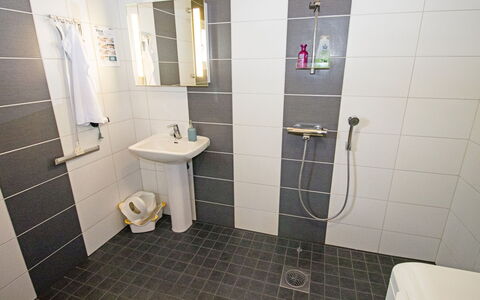 Koto: Flooring, Armatur, Badezimmer, Fussboden, Toilette, Interior Design, Installation, Toilleten Sitz, Fliese, Dusche