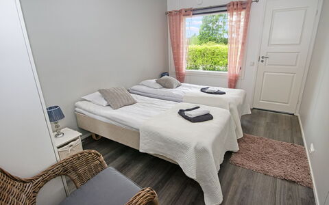 Koto: Fussboden, Bett, Zuhause, Schlafzimmer, Bettrahmen, Bedding, Bettdecke, Hartholz, Holzbeize, Kissen