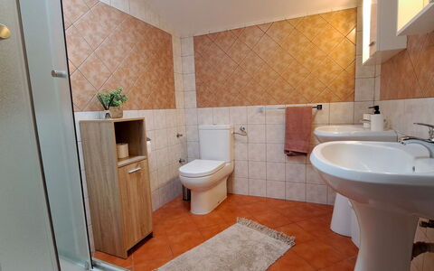 Kristalis: Bad Sink, Badezimmer, Armatur, Flooring, Toilleten Sitz, Sinken, Fussboden, Toilette, Interior Design, Zapfhahn