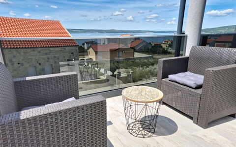 Exotic: Interior Design, Wohnung, Balkon, Hartholz, Holzbeize, Holzboden, Geländer, Daylighting, Hotel, Penthouse