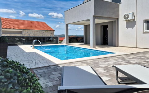 Exotic: Interior Design, Wohnung, Balkon, Hartholz, Holzbeize, Holzboden, Geländer, Daylighting, Hotel, Penthouse