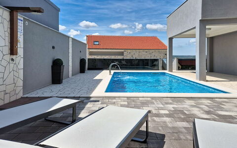 Exotic: Interior Design, Wohnung, Balkon, Hartholz, Holzbeize, Holzboden, Geländer, Daylighting, Hotel, Penthouse