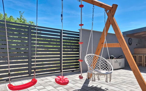 Exotic: Interior Design, Wohnung, Balkon, Hartholz, Holzbeize, Holzboden, Geländer, Daylighting, Hotel, Penthouse