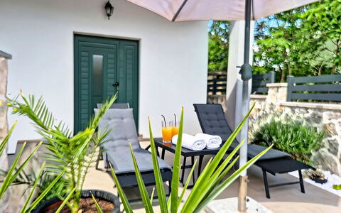 Nadalina: Gartenmöbel, Möbel, Stuhl, Tisch Im Freien, Schatten, Regenschirm, Blumentopf, Eco Hotel, Terrasse, Garten