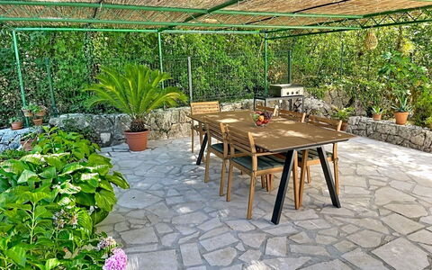Orba: Flagstone, Garten, Schatten, Gartenmöbel, Hinterhof, Eco Hotel, Stuhl, Resort, Blumentopf, Landscaping
