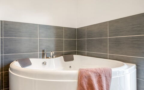Fridel - 400M from the Sea: Armatur, Flooring, Badezimmer, Fussboden, Interior Design, Badewanne, Installation, Zapfhahn, Verbundwerkstoff, Sinken