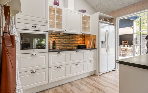 Fridel - 400M from the Sea: Küche, Küchengerät, Countertop, Cabinetry, Major Appliance, Interior Design, Möbel, Holz, Flooring, Haushaltsgerät