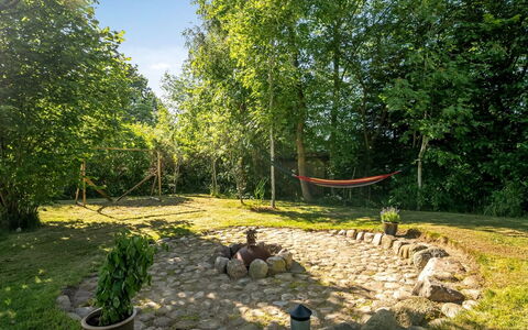Fridel - 400M from the Sea: Garten, Rasen, Hinterhof, Wald, Schatten, Landscaping, Park, Garten, Hain, Botanischer Garten