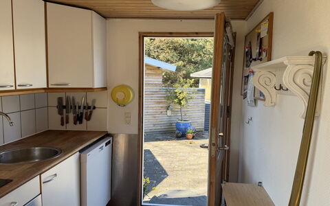 Haley - 380M from the Sea: Holz, Flooring, Fussboden, Interior Design, Möbel, Zimmer, Countertop, Holzbeize, Zuhause, Decke