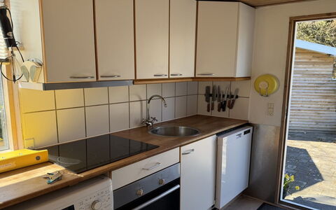 Haley - 380M from the Sea: Küche, Küchengerät, Countertop, Flooring, Major Appliance, Spüle, Holz, Fussboden, Interior Design, Cabinetry