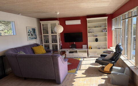 Haley - 380M from the Sea: Möbel, Interior Design, Flooring, Fussboden, Couch, Wand, Holz, Wohnzimmer, Zimmer, Decke