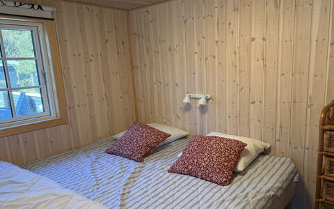 Haley - 380M from the Sea: Holz, Flooring, Fussboden, Interior Design, Zimmer, Holzbeize, Schlafzimmer, Hartholz, Planke, Bett