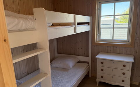 Haley - 380M from the Sea: Etagenbett, Holz, Schlafzimmer, Fussboden, Bett, Flooring, Interior Design, Bettrahmen, Holzbeize, Möbel