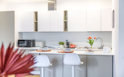 Suite Pineta: Küche, Möbel, Countertop, Küchengerät, Interior Design, Cabinetry, Flooring, Major Appliance, Holz, Zuhause