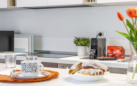 Suite Pineta: Küchengerät, Interior Design, Küche, Countertop, Möbel, Geschirr, Haushaltsgerät, Cabinetry, Zuhause, Obst