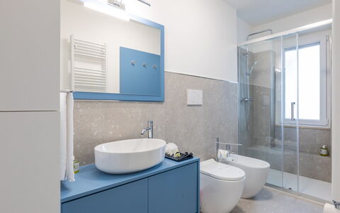 Suite Pineta: Badezimmer, Flooring, Armatur, Interior Design, Fussboden, Wand, Sinken, Bad Sink, Zapfhahn, Spiegel