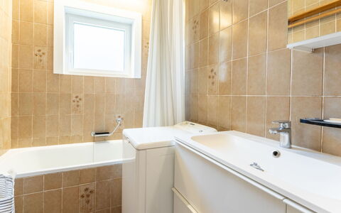 Zandstuyver Close by the Sea: Flooring, Armatur, Badezimmer, Interior Design, Fussboden, Decke, Badewanne, Sinken, Zapfhahn, Installation