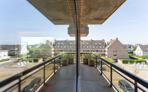 Zandstuyver Close by the Sea: Balkon, Daylighting, Brutalismus