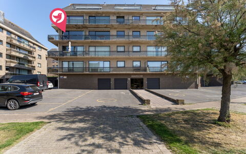 Zandstuyver with Balcony: Gebäude, Wohnung, Wohngebiet, Nachbarschaft, Eigentumswohnung, Geschäftshaus, Familienauto, Balkon, Parkplatz