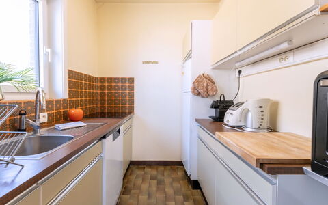 Zandstuyver Close by the Sea: Küche, Countertop, Major Appliance, Flooring, Spüle, Küchengerät, Armatur, Sinken, Interior Design, Fussboden