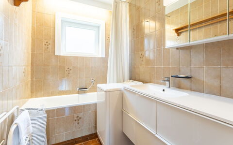 Zandstuyver with Balcony: Flooring, Badezimmer, Fussboden, Armatur, Interior Design, Wand, Sinken, Bad Sink, Decke, Zapfhahn