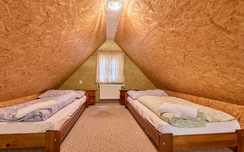 Stodola: Holz, Flooring, Fussboden, Interior Design, Schlafzimmer, Zuhause, Holzbeize, Zimmer, Bett, Decke