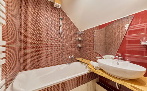 Stodola: Badezimmer, Armatur, Flooring, Interior Design, Fussboden, Zapfhahn, Badewanne, Sinken, Bad Sink, Installation