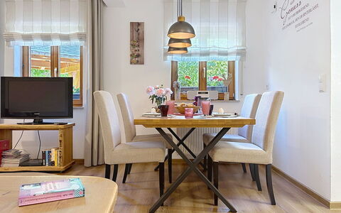 Sonne: Möbel, Interior Design, Stuhl, Flooring, Tabelle, Fussboden, Holz, Zimmer, Küche & Esszimmer Tisch, Esszimmer