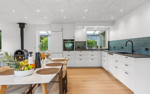 Aischa - 1.5Km from the Sea: Küche, Flooring, Countertop, Interior Design, Holz, Möbel, Fussboden, Küchengerät, Decke, Holzboden
