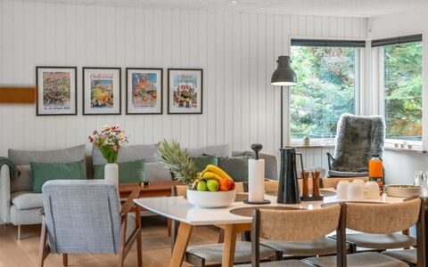 Aischa - 1.5Km from the Sea: Möbel, Interior Design, Flooring, Tabelle, Holz, Stuhl, Esszimmer, Küche & Esszimmer Tisch, Fussboden, Bilderrahmen