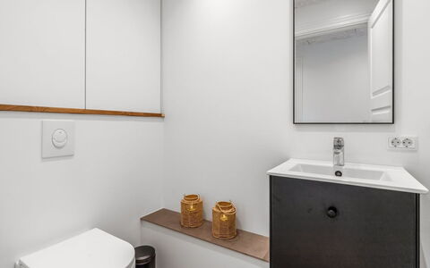 Aischa - 1.5Km from the Sea: Wand, Flooring, Armatur, Interior Design, Fussboden, Badezimmer, Toilleten Sitz, Toilette, Badezimmerschrank, Zapfhahn