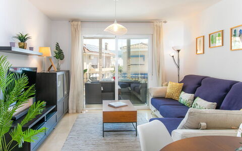 Alcazar: Möbel, Interior Design, Couch, Flooring, Fussboden, Wohnung, Wohnzimmer, Tabelle, Decke, Zimmer