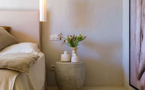 Prana: Interior Design, Zimmer, Blumentopf, Natürliches Material, Light Fixture, Linens, Zimmerpflanze, Vase, Keramik, Lampe