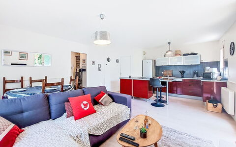 Claudel: Möbel, Interior Design, Flooring, Couch, Fussboden, Wohnung, Zimmer, Wohnzimmer, Zuhause, Decke