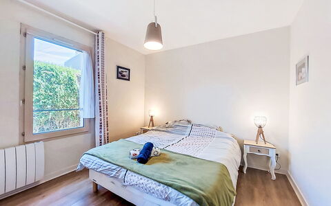 Claudel: Bett, Interior Design, Schlafzimmer, Möbel, Bettdecke, Fussboden, Flooring, Bedding, Holz, Decke