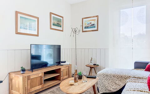 Claudel: Möbel, Interior Design, Flooring, Holz, Fernsehen, Zimmer, Fussboden, Wohnzimmer, Bilderrahmen, Couch