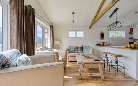 Loch Ness Hamptons Lodge: Holz, Flooring, Fussboden, Decke, Möbel, Holzboden, Hartholz, Holzbeize, Couch, Wohnzimmer